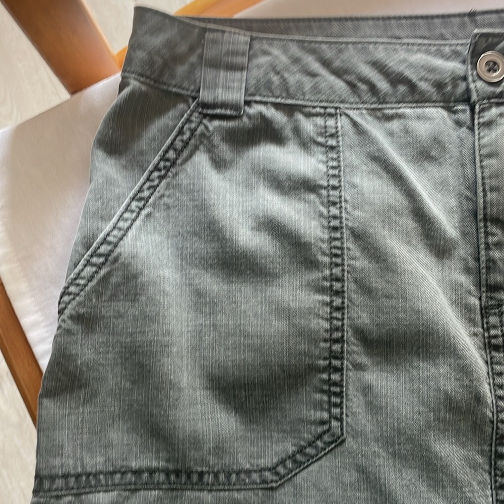 Army Green Skirt Sonoma Size 8 has a tie belt and pockets 20 inches
